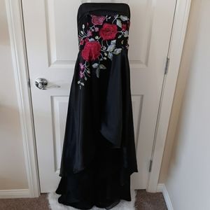 🎉🎉ON SALE!!🎉Flower Embroidery black prom dress.